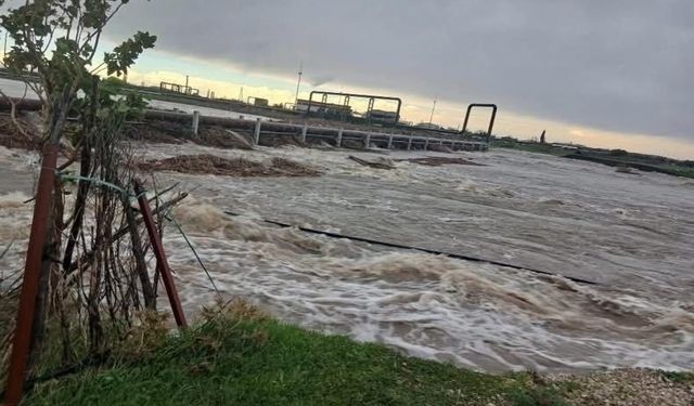 Ayvacık'ta aşırı yağış nedeniyle Tuzla Çayı taştı